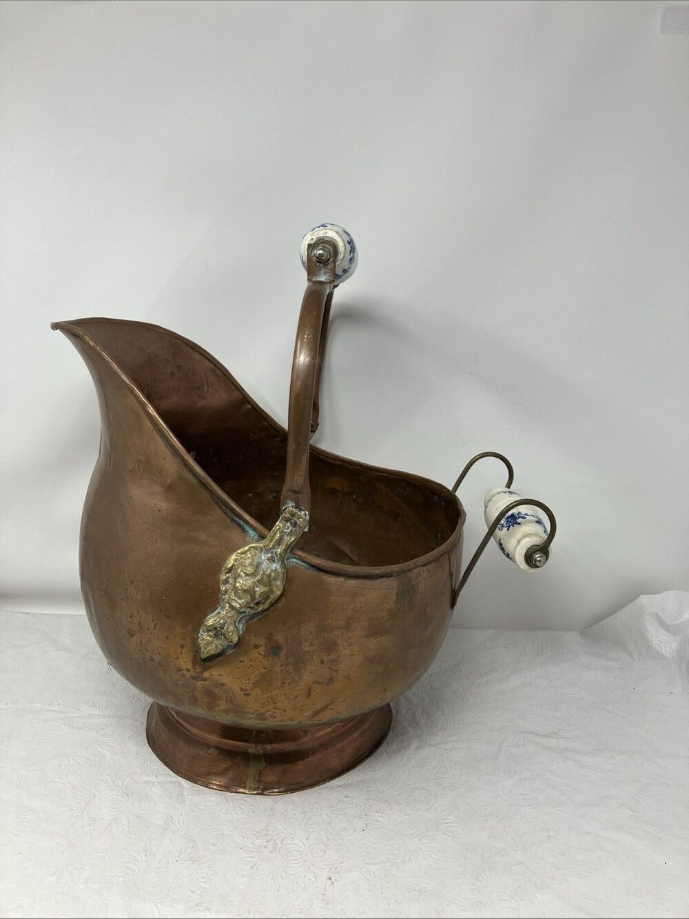 Antique Copper Coal Ash Scuttle Bucket Pot Lion Heads Blue Delft Handles Large